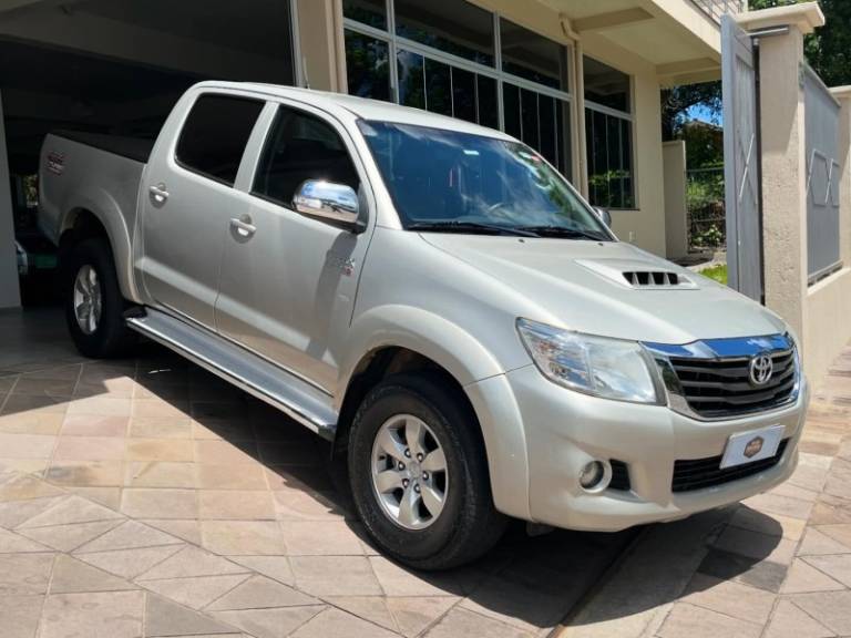 TOYOTA - HILUX - 2013/2014 - Bege - R$ 143.900,00
