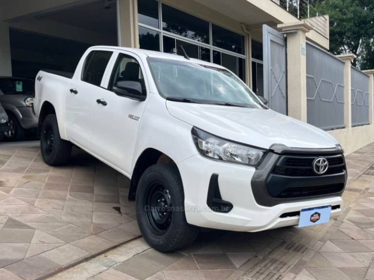 TOYOTA - HILUX - 2021/2021 - Branca - R$ 170.900,00