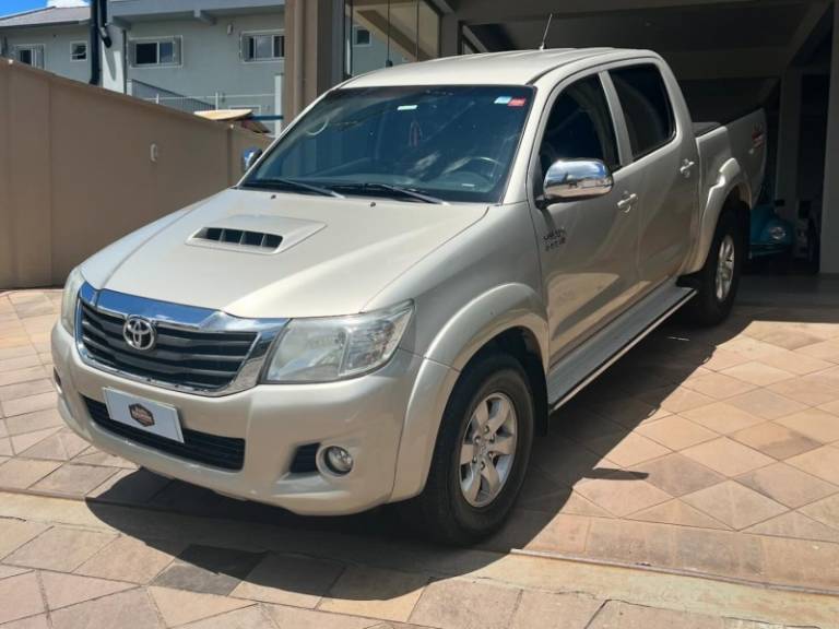 TOYOTA - HILUX - 2014/2014 - Dourada - R$ 143.900,00