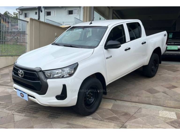 TOYOTA - HILUX - 2021/2021 - Branca - R$ 170.900,00