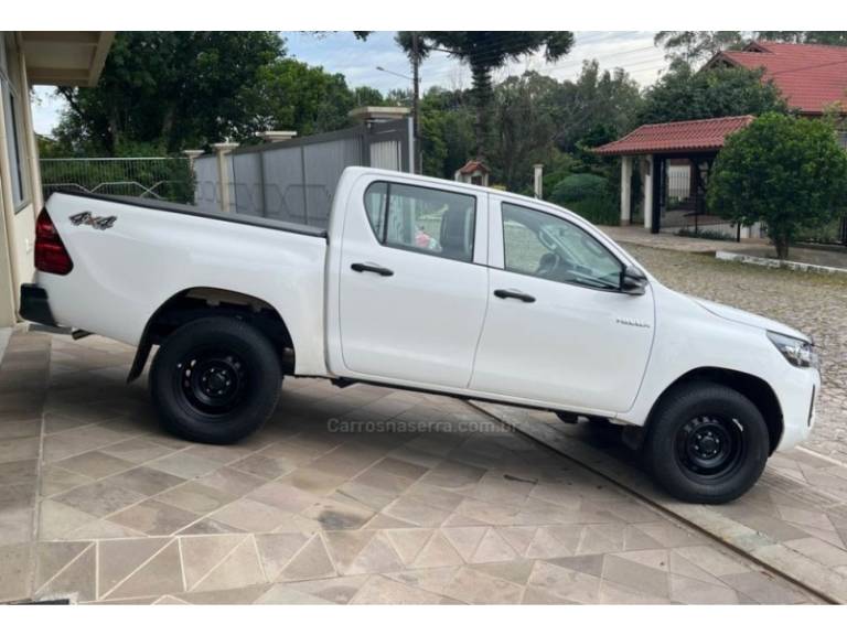TOYOTA - HILUX - 2021/2021 - Branca - R$ 170.900,00